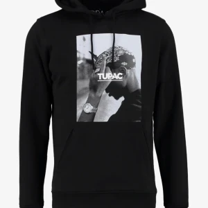 Svart hoodie med Tupac-tryck - Säljer en svart hoodie med ett stort tryck av Tupac på framsidan. Den är superbekväm och perfekt för vardagsbruk. Hoodien har en klassisk passform med långa ärmar och en praktisk ficka framtill, snörerna är lite förstörda