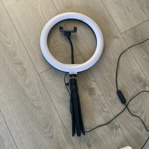 Stativ med ljus - En ljusring med stativ som man även kan sätta mobilen på, androg andvänd!💓