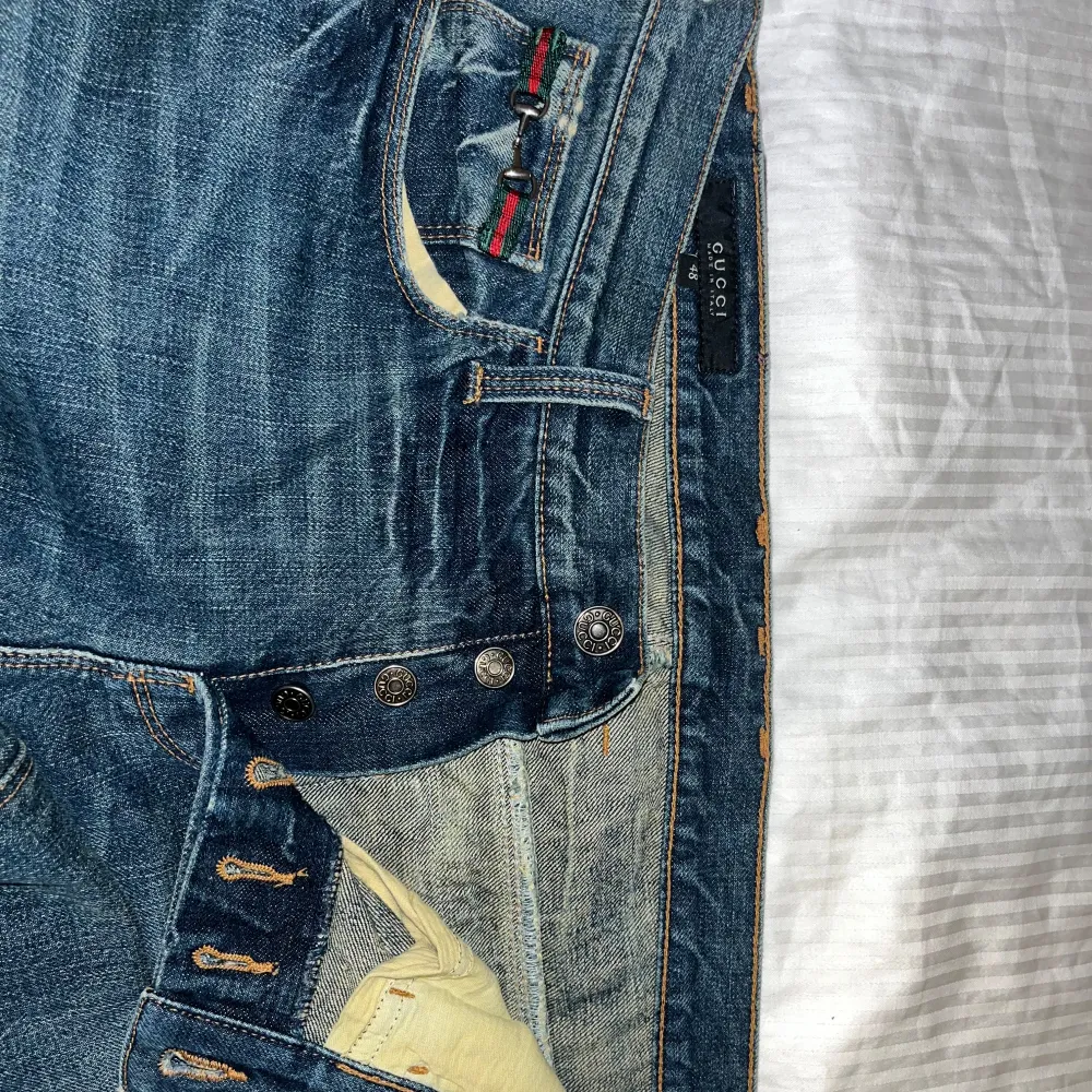 Säljer Gucci jeans (äkta) i storlek 48 (skinny stil). Knappt använda och i mycket bra skick. Jeans & Byxor.