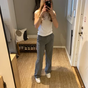 Grå kostymbyxor  - Fina grå kostymbyxor från pull&bear, säljer pågrund av att jag inte längre använder dem. De har inga defekter