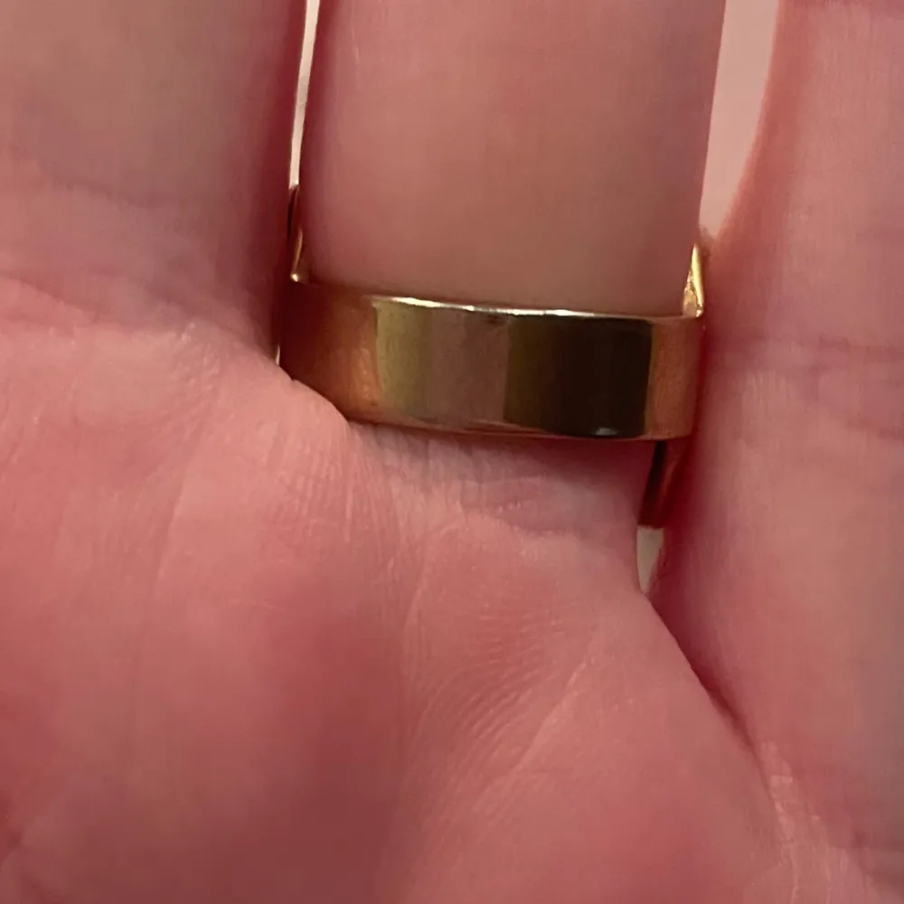 En jätte fin ring ifrån Edblad säljer pga jag använder sliver . Accessoarer.