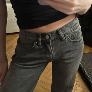 Abrand jeans low waist - Supersnygga gråa abrand jeans i storlek 23! Modellen är 99 low straight och som referens är jag 155 och dem passar mig i längden! Jag säljer dessa för dem inte har kommit till användning och dem är i mycket bra skick, dem har inga defekter!