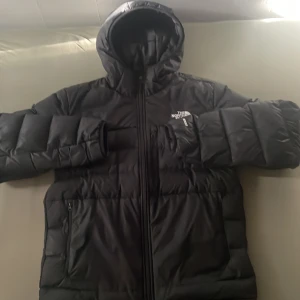 Svart The North Face jacka med luva i storlek XS - Detta är en svart North Face jacka med luva. Perfekt nu när hösten och vintern är på väg.  