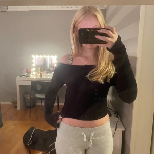Off shoulder tröja  - Söt off shoulder tröja från bershka! Aldrig andvänd💞