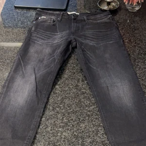 Lindbergh jeans - Säljer nu min lindbergh jeans super flex i storlek 32/34. Aldrig använda så dom är i 10/10 skick. Skriv om ni har några frågor🙌! 