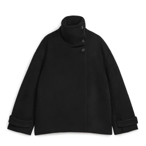 Svart arket jacka - Säljer denna superfina och populära kappa i ullblandning från Arket. Inga synliga defekter, fickan är dock sönder men i övrigt är jackan i bra skick 🥰🥰