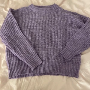Stickad tröja  - Stickad tröja från lager 157 använd 2 gånger! 