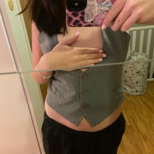 Väst  - Jätte snygg väst!! Riktigt kap då dessa är trendiga just nu! Jätte fint skick. Passar s/m. Pris kan diskuteras 💕