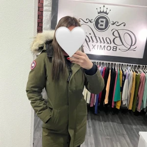 Canada Goose jacka - Äkta Canada Goose jacka i nyskick köpt på Thernlunds, använd endast två gånger.  Passade ej på mig, pga fel storlek.  Vid snabb köp går att diskutera pris!