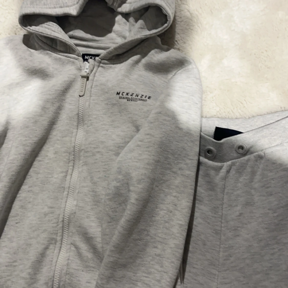 Grå McKenzie tracksuit + blåa byxor ingår - 90