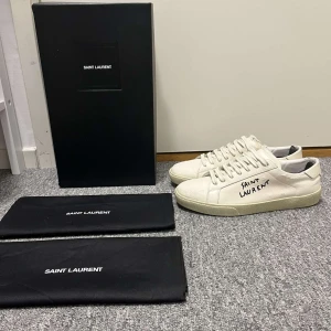 Saint Laurent skor - Saint laurent skor för killar i storlek 41, men passar mer 42. Nästan helt i nyskick, låda och dustbags ingår och priset är även diskuterbart. Hör av er vid fler frågor. 