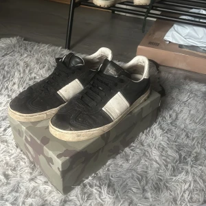 Valentino flycrew  - Skor som behöver behöver kärlek. Storlek 42,5. Tappat en del spikar men mockan kan man få fin och även sulan igen.