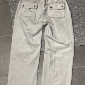 Juicy couture byxa, Vit, Strl: S - Mjukisbyxa från juicy couture✨ Mycket bra skick😍 Möts upp i 📍Halmstad