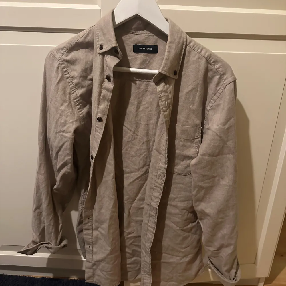 Säljer en riktigt schysst skjorta från Jack & Jones som är i ett lite tjockare bomulls material perfekt nu till hösten köpte denna för 799kr och mitt pris blir 450kr. Skjortor.