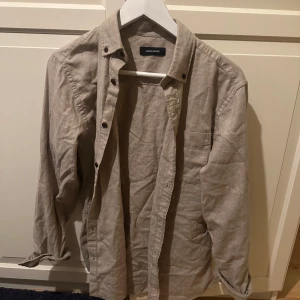 Skjorta  - Säljer en riktigt schysst skjorta från Jack & Jones som är i ett lite tjockare bomulls material perfekt nu till hösten köpte denna för 799kr och mitt pris blir 450kr