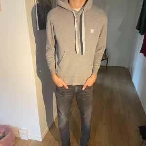 Acne studios hoodie  - Väldigt bra skick, inga skador eller fläckar. Acne studios hoddie nypris 2800kr   183 cm på bilden