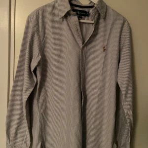 Ralph lauren skjorta storlek M - Fräsch ralph lauren skjorta, har använts fåtal gånger. Köpte den för 1500 oxh säljer den nu för 449