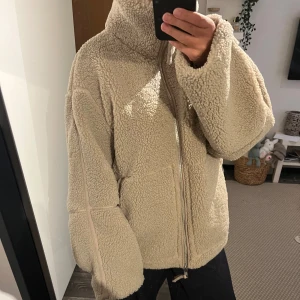 Teddyjacka - Jättemysig o trendig teddyjacka från H&M, skicket är jättebra, knappt använd💕