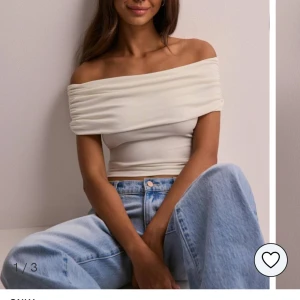 Snygg topp - Jättefin topp från Nelly, aldrig använd av mig men köpt här på Plick. Skriv för egna bilder