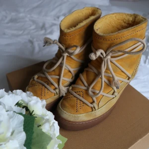 Inuikii skor ”Classic sneaker” - Inuikii skor i gul färg. I använt skick, se bilder. Inte testat att rengöra dem💗 Först till kvarn, använd köp nu!