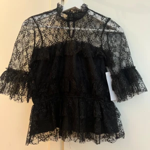 Spets topp blus Bubbleroom - Oanvänd blus topp från bubbleroom med spets. Kostar 499kr på hemsidan. Prislapp kvar. Storlek 36.