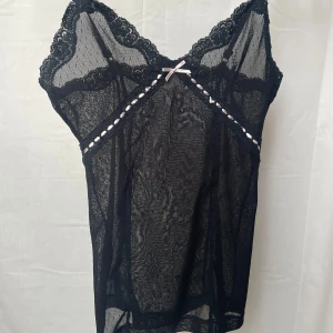 Y2k spetslinne  - 2000tals spetslinne som sitter jättefint  Annonsen är uppladdad både på vinted och plick, först till kvarn gäller! Priset är diskuterbart