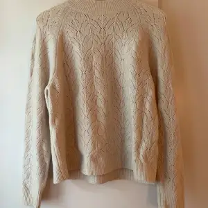 Såå mjuk o skön, beige-vit-grå. Från uniqlo. Har för många så var tvungen att rensa ut🥰