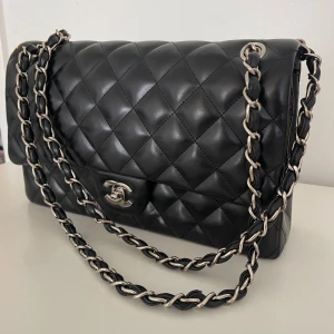 Väska Chanel  - Inget slitage på väska utåt men finns slitage inuti (se bild 5) väskan är köpt i kina.