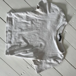 Vit t-shirt från zara - Säljer min vita T-shirt från zara. Lite croppad. Används inte längre💕