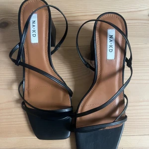 Klackar - Svarta klackar från nakd. Står att det är strl 39, men passar bra på mig som brukar ha 38. Bara testade