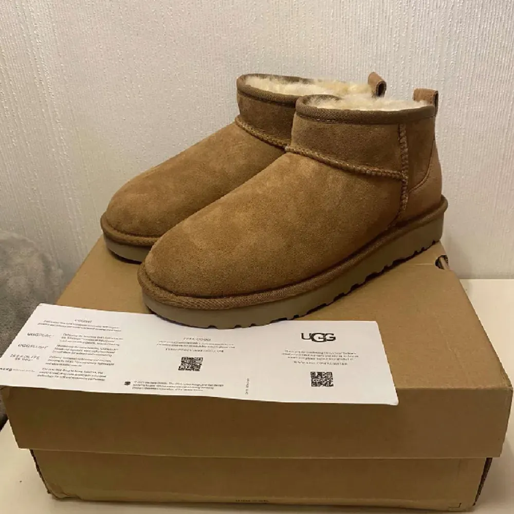 Säljer mina uggs då jag vill ha en annan modell, söker de med rosett baktill. Är öppen för byten, annars säljer jag de även. Kvitto finns.. Skor.