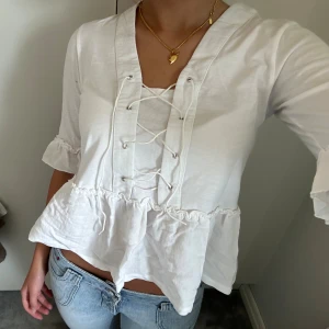 Vit topp💕 - Vit topp från reserved med knytning💗💗storlek xs💕