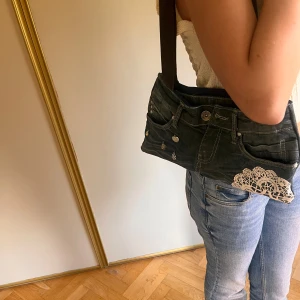 Cool jeansväska💙 - Så snygg väska i jeans Aldrig använd, därmed inga tecken eller slitningar💙💙💙