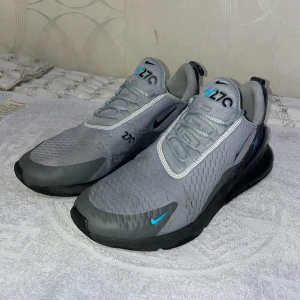 Nike 270C - Säljer ett par Nike 270C skor använda i endast 2 veckor lite slitna där bak om ni ser det på bilden annars inga mer skador på skorna funkar perfekt på alla årstider storlek 45.5 i grå blå färg 