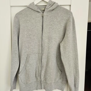 Zip up hoodie - Säljer en stilren grå zip up hoodie fråg mango i bra skick. Storlek: S Skriv för fler frågor eller bilder