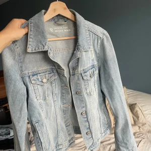 Ljusblå jeansjacka från Unique You - Säljer en snygg ljusblå jeansjacka från Unique You som är köpt vintage, perfekt till hösten😍