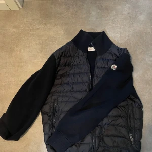 Moncler cardigan  - ‼️KVITTO FINNS OCH ÄR KÖPT PÅ GARMSMARKET‼️Tjena! Säljer denna skjut efter tracktade moncler cardigan i färgen marinblå. Men ni som är sugna att bara köpa den tveka inte att höra av er🙏🏻 denna cardigan är 100% äkta och i 10/10 skick!😌