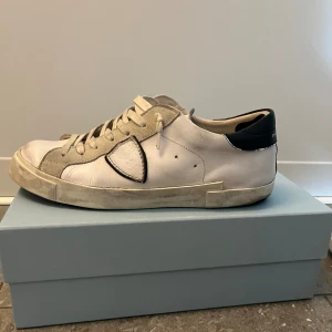 Philipe modelskor - Philipe model skor storlek 42 men passar även 43.  Endast använda under sommaren och är fortfarande i fint skick.  Dustbag samt box ingår.  Hör av er vid minsta fråga!