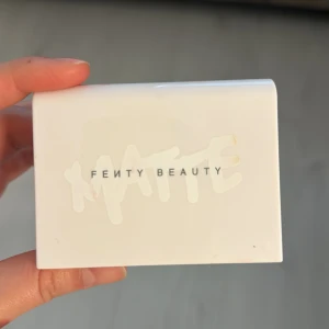 fenty beauty setting powder - Full size.  använt 3 4 gånger nästan ny. 519kr orginala priset och jag säljer för 299  