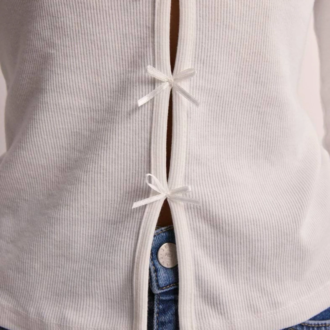 Ribbad topp med rosetter NELLY - 90