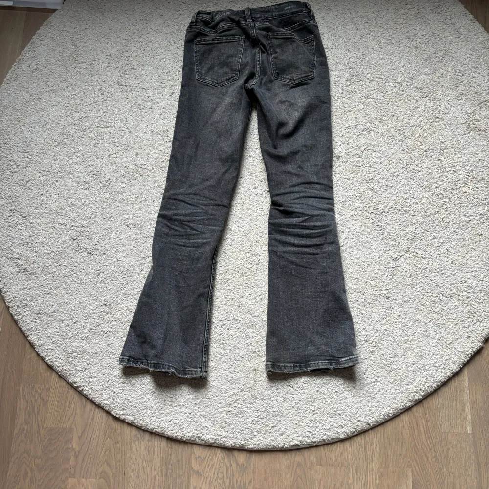 Säljer ett par grå bootcut jeans i bra skick. De har en klassisk femficksdesign och en snygg tvätt som ger dem en cool look. Perfekta för både vardag och fest!. Jeans & Byxor.