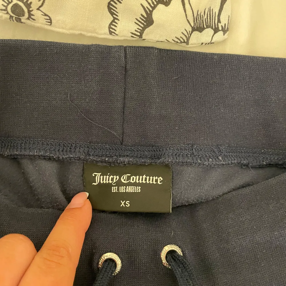 Säljer dessa marinblåa mjukisbyxorna från Juciy Couture i storlek xs. Super snygga!!. Jeans & Byxor.