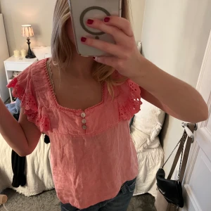 Rosa blus✨❣️🤗🤗 - rosa blus som jag köpte på västkusten i somras!! Super söt, står tyvärr ingen storlek. Men passar mig som har S i vanliga falll, hade passat en M oxå. 