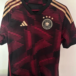 Tyskland borta tröja 22 - Köpt på adidas, jättefint skick knappt använd.
