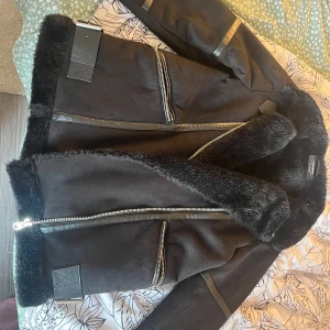 Höst/vinter jacka 500kr  - Helt ny, använd endast 2 gånger. Storlek S även M kan ha den eftersom den är lite oversize. Pris kan diskuteras.