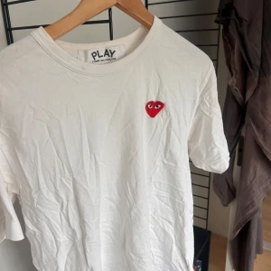 Cdg t-shirt - Sparsamt använd pris går att diskuteras vid snabb affär