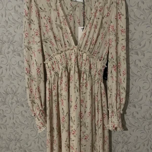 Fin klänning från Na-kd  - Helt ny med prislapp  Endast provad , för urringad för mig tyvärr 