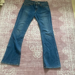 Bootcut Levi’s jeans - Så snygga bootcut jeans från Levi’s säljer då de är lite korta på mig midjemått - 79 cm innerbenslängd - 84 cm
