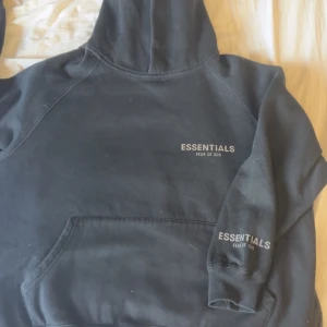 Essentials fear of god hoodie svart - Svart Essentials hoodie, bra skick, strlk S äkta Kan gå ner lite i pris vid snabb affär