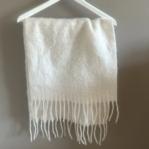 Halsduk - Jättefin vit halsduk från hm endast använd 2 gånger💞 pris kan diskuteras vid snabbt köp